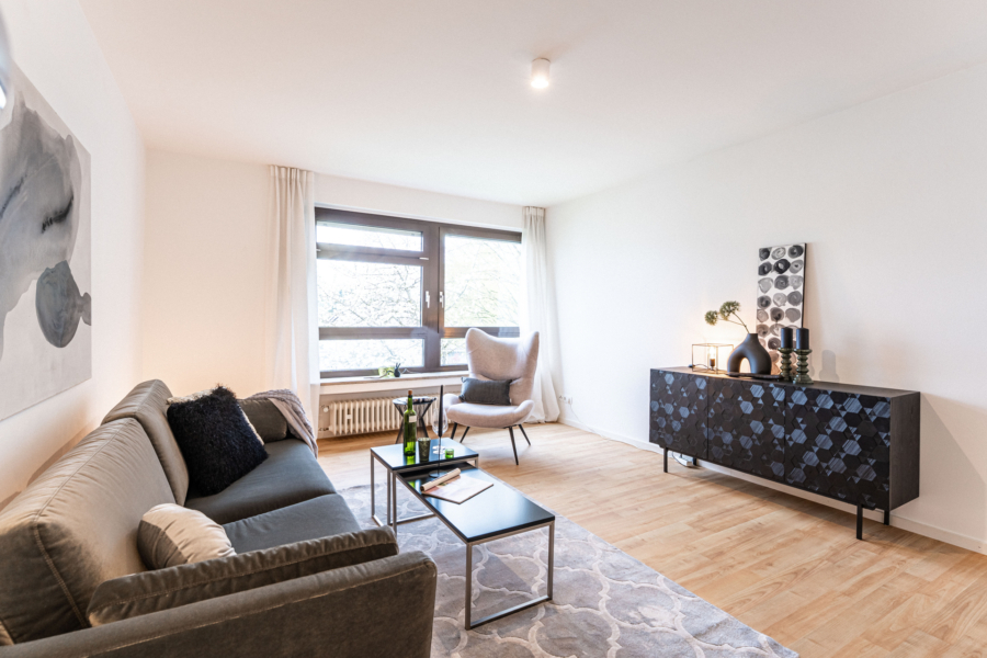 Bezugsfreie u. renovierte Wohnung mit Loggia in ruhiger Lage, 81375 München / Kleinhadern, Etagenwohnung