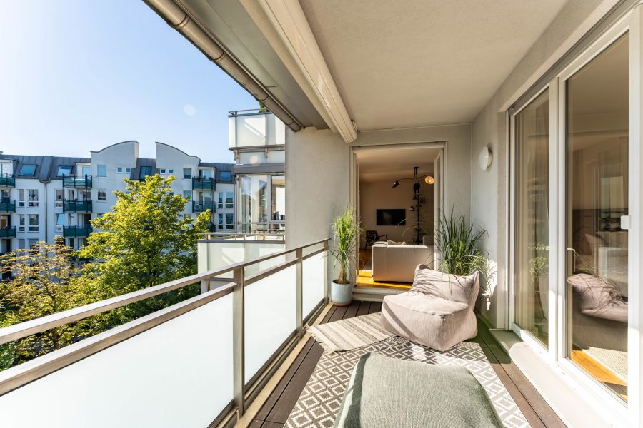 *VERKAUFT* Moderner Wohntraum im ruhigen Rückgebäude - Blick Balkon