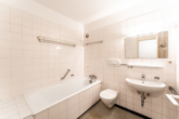 Wannenbad mit WC - *VERKAUFT* Englischer Garten – Sanieren und Ihr Wohnjuwel gestalten