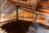 Blick in Scheune - *COMING SOON*: Rarität an der Mangfall – Denkmal mit Erweiterungspotenzial