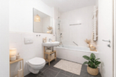 Beispiel Bad - Moderne Terrassenwohnung mit kleinem Garten ab 1.7.