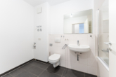 Bad mit Wanne - Moderne Terrassenwohnung mit kleinem Garten ab 1.7.