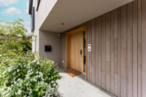 Eingang - Neuwertiges Familienhaus mit Pool in Söcking (Energie A+)