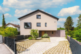 Zufahrt - Neuwertiges Familienhaus mit Pool in Söcking (Energie A+)