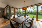 Glasfront - Neuwertiges Familienhaus mit Pool in Söcking (Energie A+)