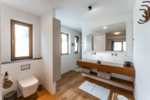 Bad-en-Suite - Neuwertiges Familienhaus mit Pool in Söcking (Energie A+)