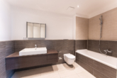 Bad mit Badewanne - Moderne Wohnung mit Balkon in ruhiger Wohnlage Nähe Petuelpark