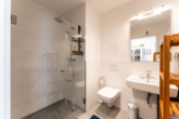 Bad mit Dusche - Hochwertig ausgestattete Gartenwohnung in ruhiger Lage