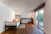 Schlafzimmer - Traumhafte Maisonette-Gartenwohnung mit Saunahaus
