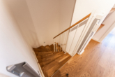 Treppe - Traumhafte Maisonette-Gartenwohnung mit Saunahaus