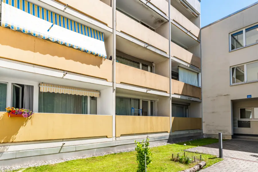 Paket aus zwei vermieteten Wohnungen mit TG-Stellplatz im Rückgebäude, 81241 München / Pasing, Etagenwohnung