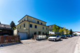 Ansicht Haus - Bezugsfreie, stilvolle Gartenwohnung mit Hobbyraum
