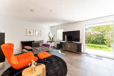 Wohnzimmer - Bezugsfreie, stilvolle Gartenwohnung mit Hobbyraum