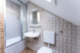 Badezimmer DG - *RESERVIERT* Erbpacht bis 2080 – Sanierungsbedürftige DHH mit Südwest-Garten