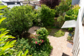 Blick in den Garten - *VERKAUFT* Charmantes Häuschen mit kleinem Garten an ruhigem Anliegerweg