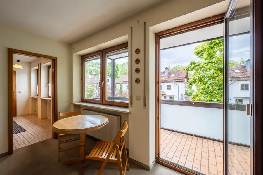 Bezugsfreie, renovierungsbedürftige Wohnung mit Südbalkon nahe S-Bahnhof, 81737 München / Altperlach, Etagenwohnung