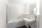 Bad mit Wanne - Schicke Dachterrassen-Wohnung mit smarten Einbaulösungen