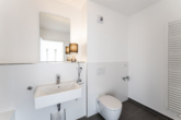 Bad mit Wanne - Schicke Dachterrassen-Wohnung mit smarten Einbaulösungen