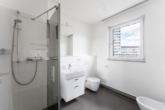 Bad mit Dusche - Schicke Dachterrassen-Wohnung mit smarten Einbaulösungen