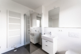 Bad mit Dusche - Schicke Dachterrassen-Wohnung mit smarten Einbaulösungen