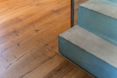 Detail Treppe / Boden - Herzstück in Weyarn – Ruhe & Raum fürs Familienleben