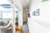 Flur - Neuwertige DG-Wohnung mit Terrasse und offenem Grundriss