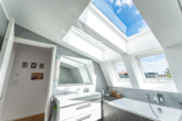 Bad - Neuwertige DG-Wohnung mit Terrasse und offenem Grundriss