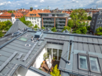 von oben - Neuwertige DG-Wohnung mit Terrasse und offenem Grundriss