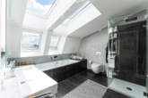 Bad - Neuwertige DG-Wohnung mit Terrasse und offenem Grundriss